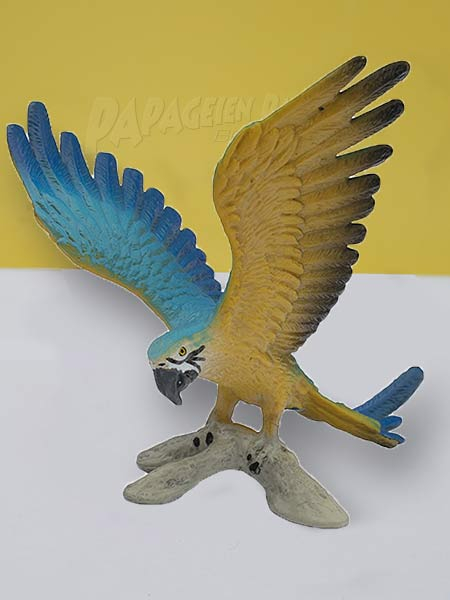 Toy model blue & gold macaw flying plastic 8cm