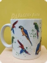 Tasse mit Papageienmotiven